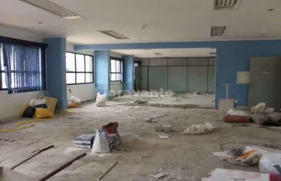 Sala comercial com bom espaço, bem funcional, ótima para quem trabalha com porto, alfândega , receita e polícia federal.