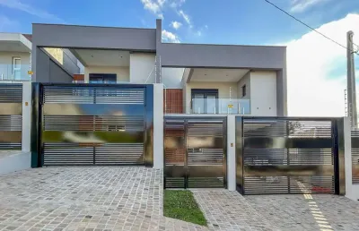Sobrado novo à venda com 3 suítes, pátio privativo e construção diferenciada