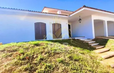 Casa no centro com 4 dormitórios, 2 salas, próximo aos principais colégios