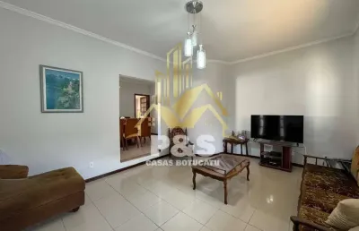 Casa com 3 dormitórios, duas salas, área de lazer em um terreno de 360m2