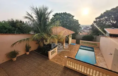 Casa com piscina, quintal com terreno de 400 m2, 5 min. do centro botucatu