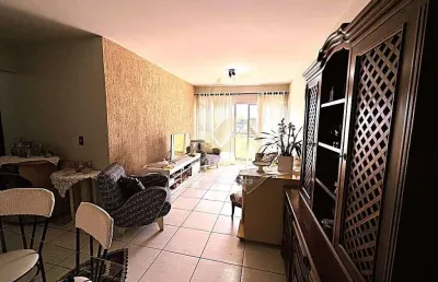 Apartamento com 102 m2, sala dois ambientes, 3 quartos e sacada no centro.