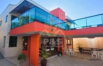Casa com 583 m2 de terreno, 3 suítes, área gourmet completa e quintal!