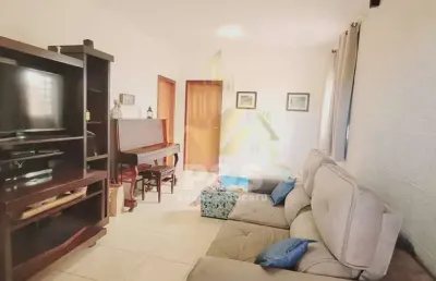 Casa com 2 dormitórios, sala ampla, cozinha em localização tranquila!
