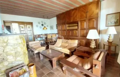 Casa mobiliada com 2 dormitórios,  pátio, 2 vagas de garagem no bairro glória a 3 minutos do bourbon teresòpolis.
