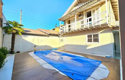 Casa sobrado, 140 m², com 3 dormitórios, sendo 1 suíte, pátio com piscina com hidro, edícula com churrasqueira e escritório energia solar, no bairro i