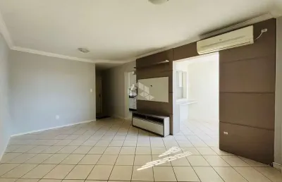 Apartamento à venda com 3 quartos sendo 1 suíte e 1 vaga de garagem no bairro kobrasol em são josé/sc.