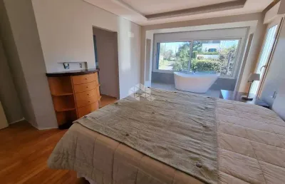 Lindíssima e ampla casa com 03 dormitórios 1 suíte, vista para o guaíba e piscina