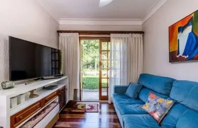 Casa de 149m2, com jardim, hall de entrada, living em piso de madeira