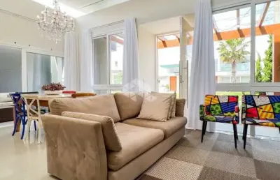Casa térrea com área construída de 194m², 03 suítes, mobiliada e decorada, living integrado com lareira, condomínio fechado em capão da canoa.