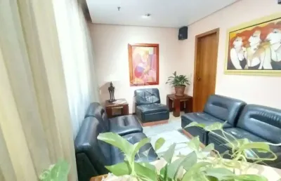 Sala comercial em frente da redenção com 1 vaga de estacionamento.