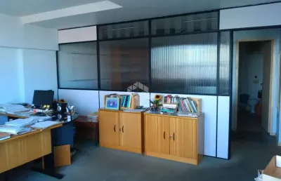 Centro - sala no edifício coliseu localizado no coração do centro de porto alegre/rs.