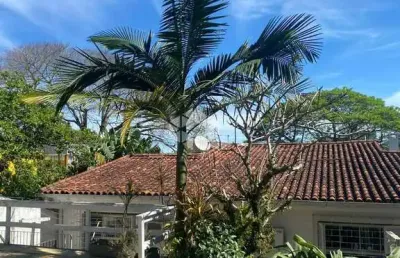 Bela casa na vila assunção  (região nobre da zona sul) , composta de 4 dormitórios, piscina, salão de festas +  suíte, 2 vagas de garagem cobertas