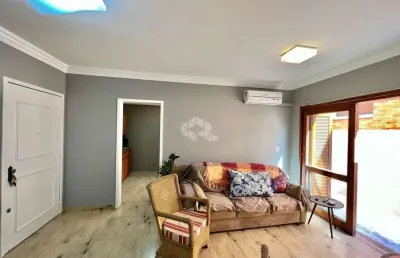Aconchegante apartamento com dois dormitórios e churrasqueira, a poucos passos do mar