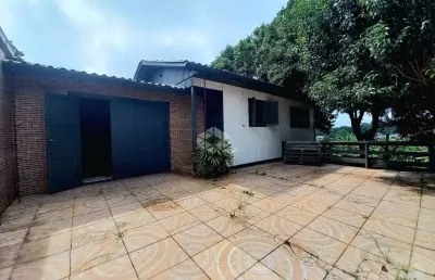 Casa mista com 68m², 3 dormitórios, sala, 1 banheiro, garagem com churrasqqueira, patio.