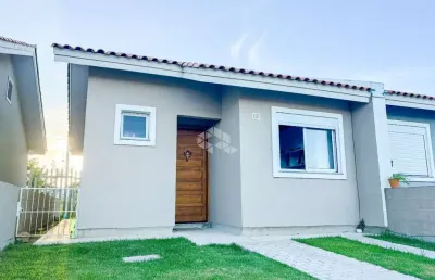 Icasa a venda com 02 dormitorios, sala cozinha conjulgados, banheiro, pátio , vaga de garagem, em frente a casa em condomínio fechado
