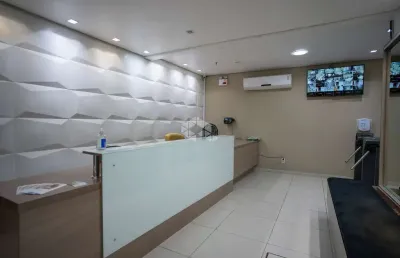 Sala comercial semi-nova e  com box no coração do menino deus