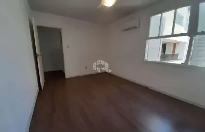 Apartamento 01 dormitório, térreo elevado, com vaga de garagem na av. bento gonçalves.