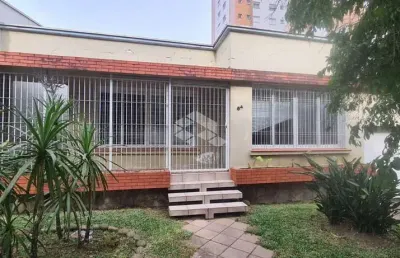 Casa à venda no bairro panazzolo, com dois pavimentos e terreno de 360m²