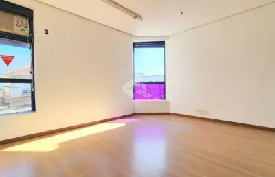 Ampla sala desocupada, de frente, a poucos metros da av benjamin constant