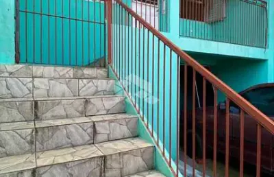 Casa reformada com espera para porão e para andar superior.