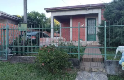 Casa com 03 quartos à venda no bairro boca do monte em santa maria