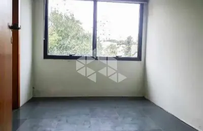 Sala comercial, com portaria 24 hrs e vigia interna.