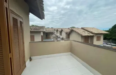 Casa estilo sobrado, em condomínio fechado, com 3 dormitórios, sendo 1 suíte, com terraço e vista para o guaíba