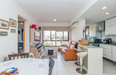 Excelente apartamento de 02 dormitórios com 01 suíte com  65,31m² privativos e 01 vaga coberta e escriturada no passo da areia em porto alegre,