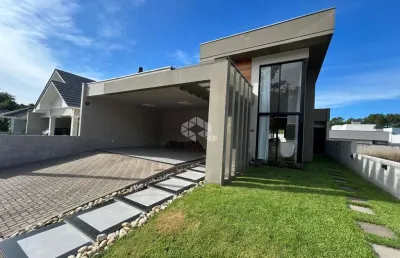 Casa semimobiliada com 3 dormitórios e piscina no royal country!