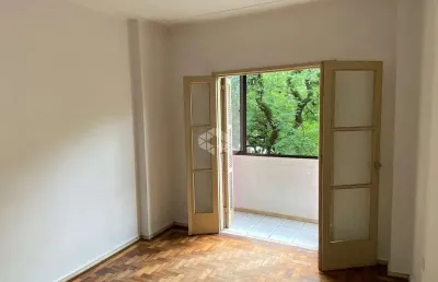 Apartamento de 2 quartos com sacada,  próximo a santa casa e ufrgs,  no centro histórico.