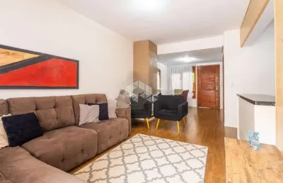 Casa estilo sobrado com 140m², 3 dormitórios sendo 1 suíte e 2 vagas no jardins do prado