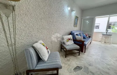 Apartamento no centro da cidade, 2 dormitorios, sacada com churrasqueira em capão da canoa