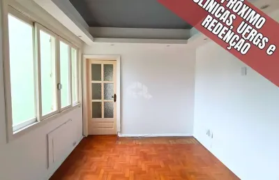 No coração do bom fim, living, 2 dormitórios, banheiro, lavabo, cozinha, área de serviço e banheiro auxiliar. próximo ufrgs, redenção e clínicas.