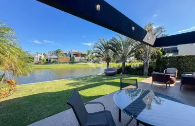 Sobrado mobiliado beira de lago com 4 suítes no condominio fechado em xangri-la