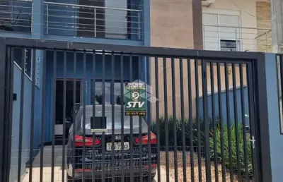 Sobrado com 3 dormitórios sendo 1 suíte, lavabo, banheiro social, com 120 m², bairro igara em frente
