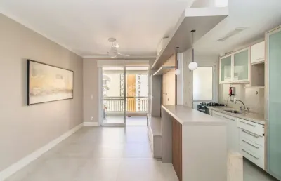 Apartamento semi mobiliado com 2 dormitórios (1 suíte) e 2 vagas no passo da areia - andar alto com vista definida