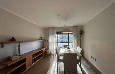 Apartamento central com 2 dormitórios sendo uma suíte.
