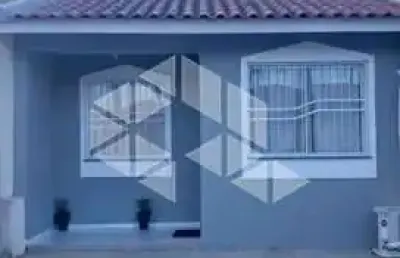 Casa com 2 dormitórios com pátio na frente e nos fundos