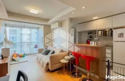 Apartamento semimobiliado em andar alto, 2 dormitórios, 1 suíte, living com 2 ambientes, sacada, 1 vaga
