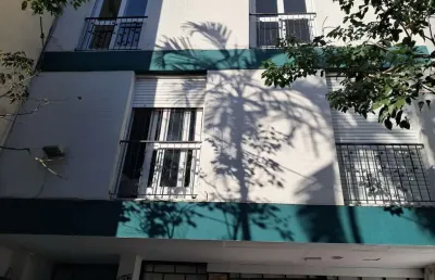 Apartamento espaçoso, andar alto, silencioso e bem ventilado.