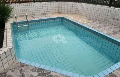 Apartamento c/ quintal no térreo, contendo 01 dormitório, prédio com piscina e a poucas quadras da praia da ocian. praia grande sp.