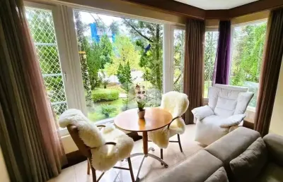 A venda apartamento de 1 dormitório, localizado no laje de pedra em canela.