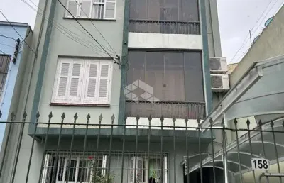 Apartamento de 2 dormitórios com 75m² privativos reformado, próximo ao colégio militar e redenção.