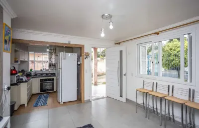 Casa com 3 quartos, sendo 1 suíte, sala de estar, cozinha planejada, banheiro social e pátio com piscina. no nossa  sra. das graças