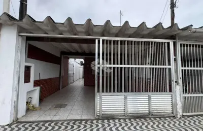 Casa genibada a venda na praia grande , bairro maracanã, com 2 quaros, 1 suite e 2 vagas