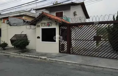 Casa de condomínio com 3 quartos e 3 banheiros à venda.