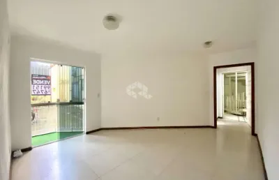 Apartamento térreo com 2 dormitórios, sacada, amplo living, banheiro com ventilação natural