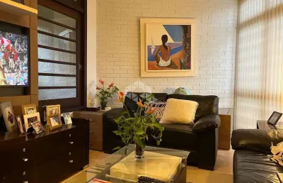 Casa com 3 quartos sendo 1 suíte e 4 vagas de garagem no santa mônica