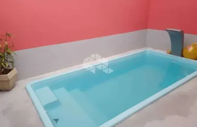 Casa geminada a  venda na praia grande, bairro caiçara, com 2 quartos, 1 suite e 2 vagas